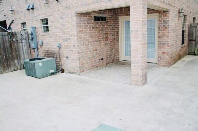Building Photo - 1503 W Fig Ave