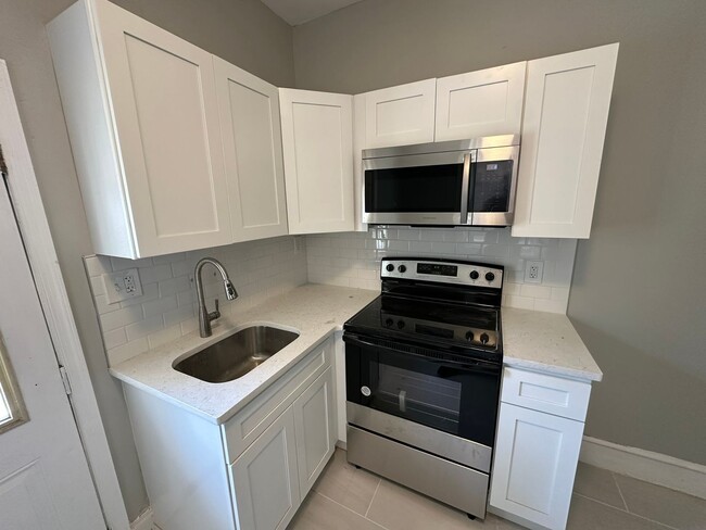 Building Photo - Discover the charm of this spacious 3-bedr...