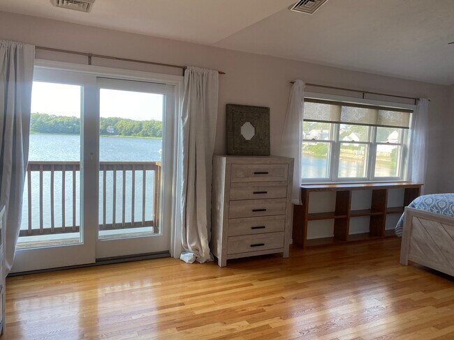 Building Photo - 22 Cove St