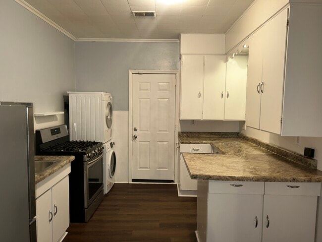Building Photo - 396 Van Buren Ave