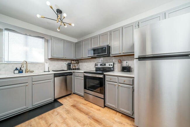 Building Photo - 246 Toweridge Dr SW