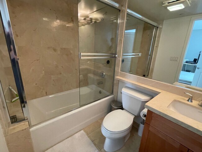 Building Photo - 1951 N Beachwood Dr