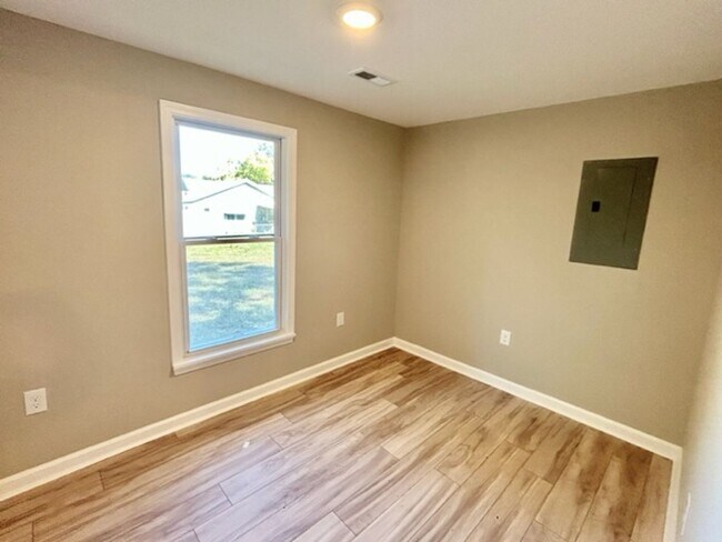 Building Photo - Fully Renovated 2 Bedroom Home in Prime Hu...