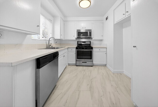 Interior Photo - 13860 Burbank Blvd