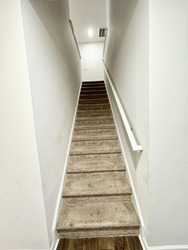 Building Photo - Seneca townhome - Price Just Reduced!