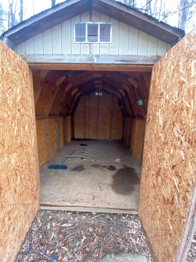Building Photo - Great, 3-bed / 2 full bath location off th...