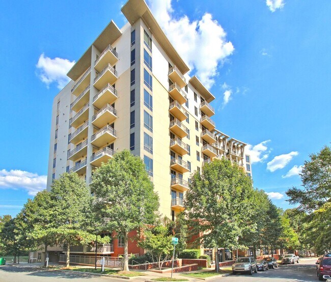 Building Photo - Spectacular 7th floor corner unit condo in Royal Court!