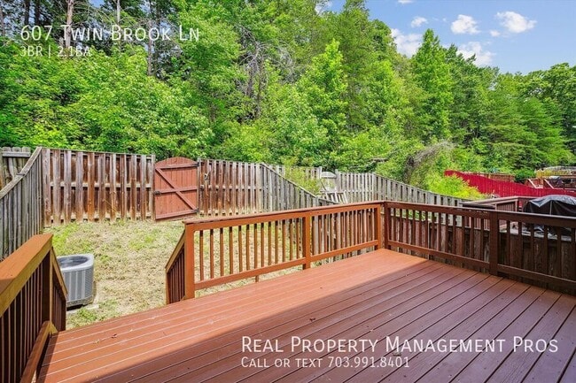 Building Photo - 607 Twin Brook Ln