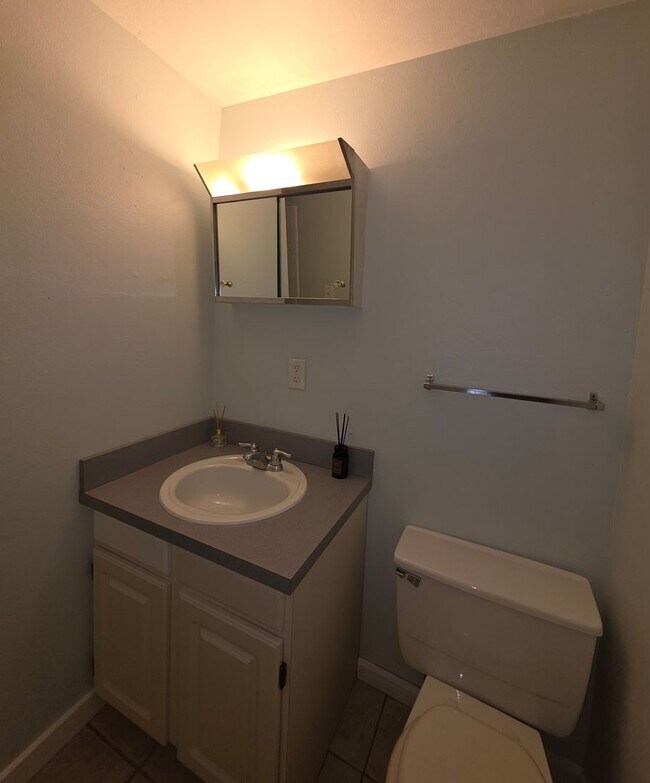 Building Photo - Great 3 Bedroom Townhouse In Aurora!
