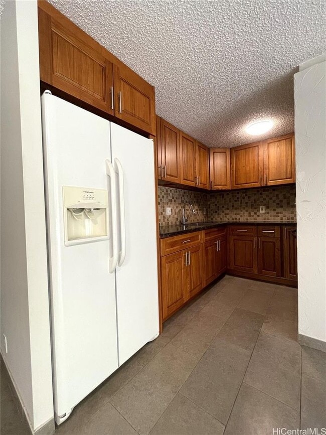 Building Photo - Spacious 3 Bed / 2 Bath – Nuuanu Park Place – Garden-Level Unit