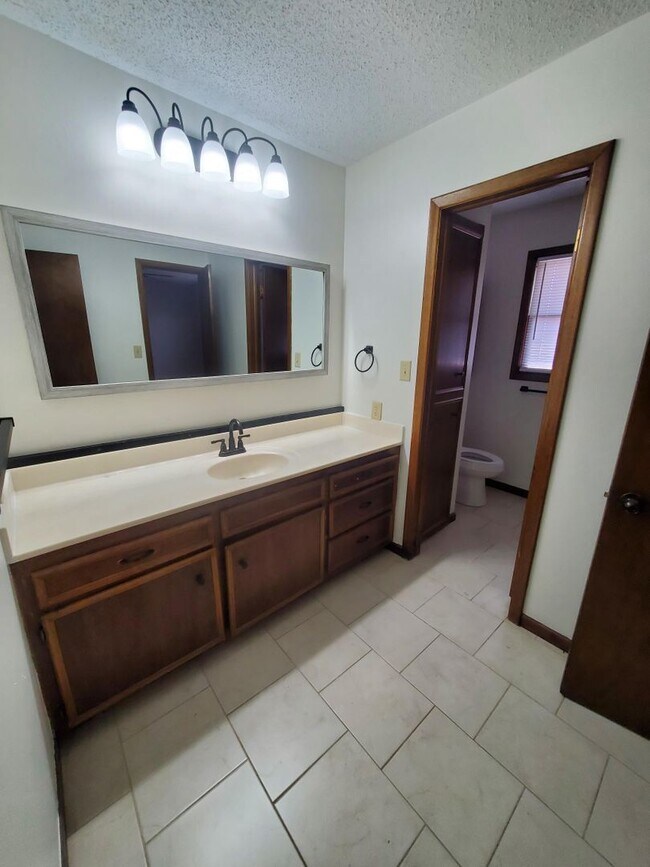 Building Photo - Spacious Derby home in Beautiful Mature Tr...