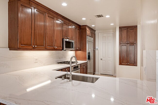 Building Photo - 143 N Arnaz Dr