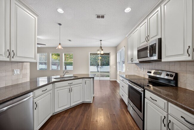 Building Photo - 104 Riachuelo Ln