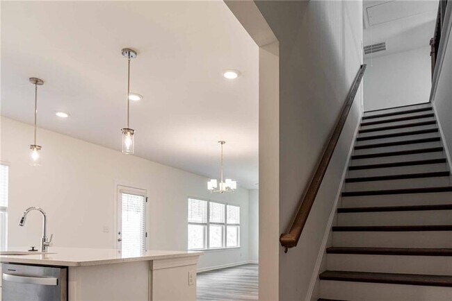 Building Photo - 3362 Skyland Dr