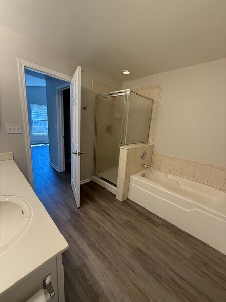 Building Photo - 2276 Vanderbilt Dr