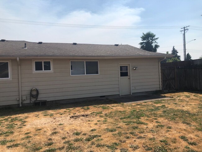 Building Photo - 2 bedroom 1 bathroom duplex with garage