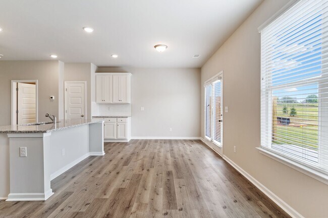 Building Photo - Contemporary 3 bed 2.5 Bath Town Home in Oakwood! Mundy Mill Township