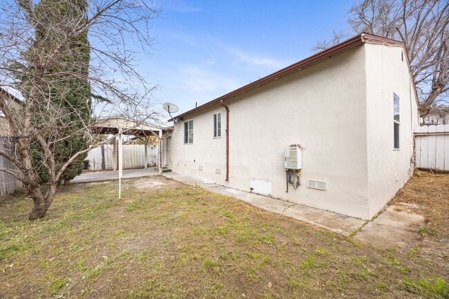 Building Photo - 16385 Gordon Way