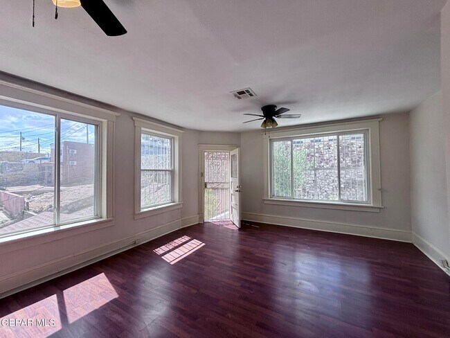 Building Photo - 215 W Rio Grande Ave