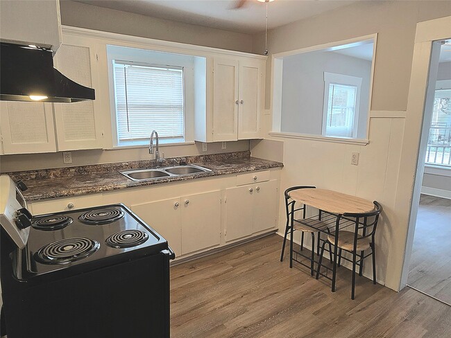 Building Photo - 2816 St Emanuel St