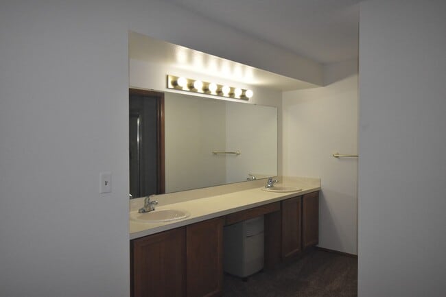 Building Photo - GREAT 3 BEDROOM/2 BATHROOM TOWNHOME WITH NEW PAINT & FLOORING. AVAILABLE 5/23.
