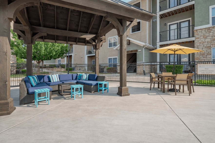 Building Photo - Heights at Converse