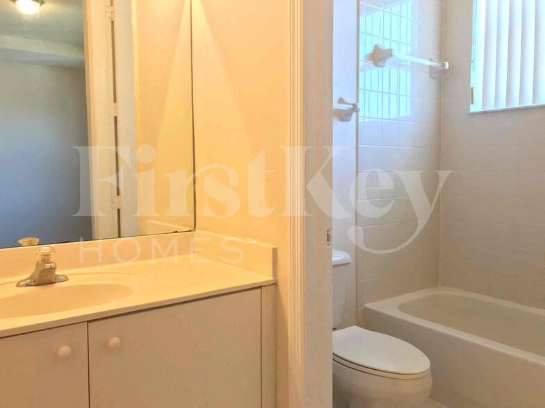 Building Photo - 2281 NE 42nd Cir