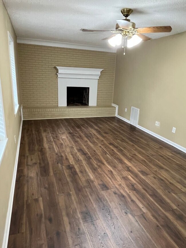 Building Photo - Spacious