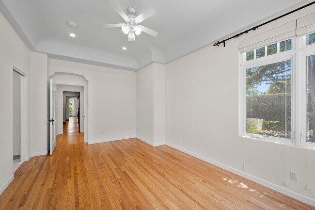 Building Photo - Kensington Exceptional Location 4Bed 3.5 Bath Private Gated Spanish Estate like property