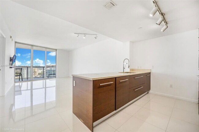 Building Photo - 465 Brickell Ave