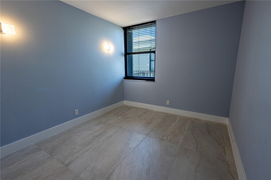 Building Photo - 20350 W Country Club Dr