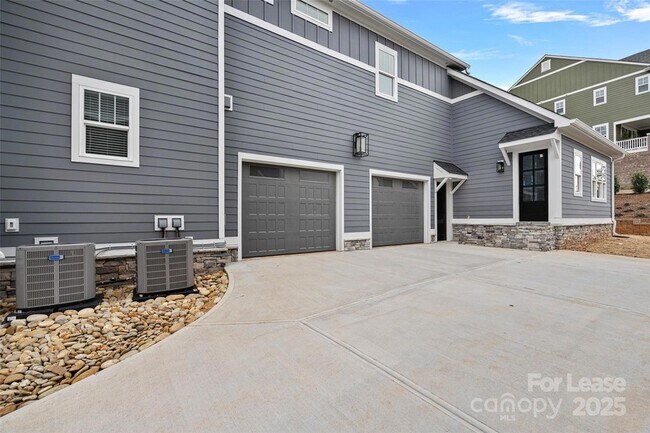 Building Photo - 805 Naples Dr
