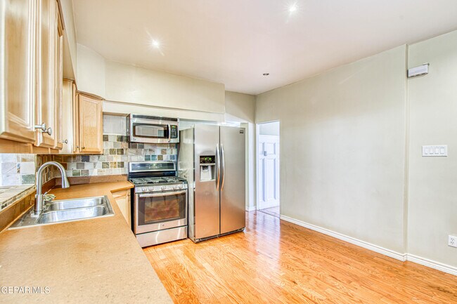 Building Photo - 1701 Elm St