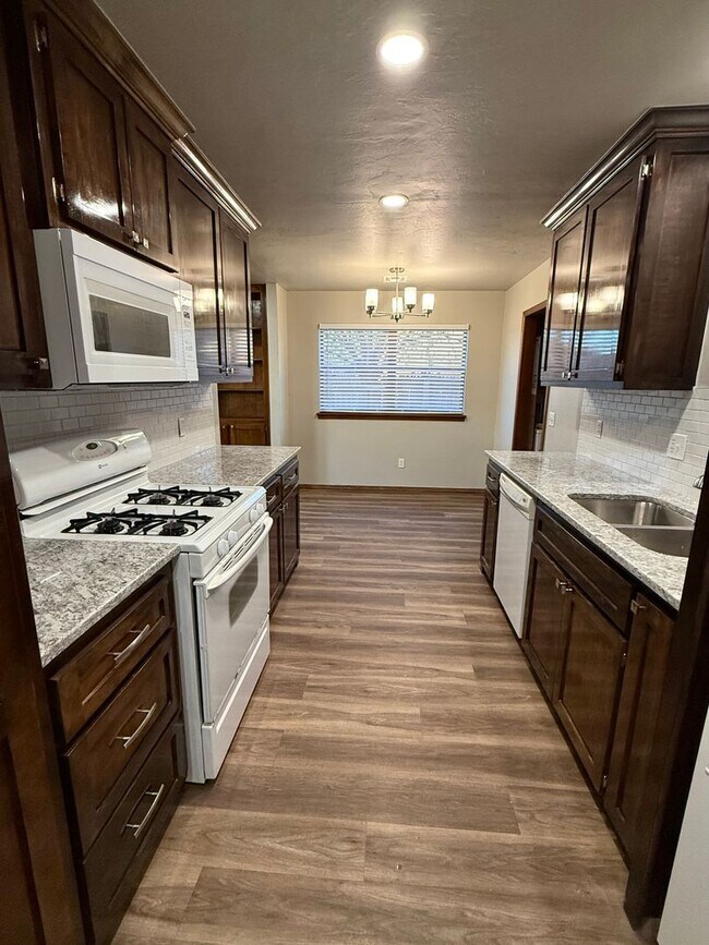 Building Photo - Complete new remodel 3-2-2 home off Broadway in the heart of Moore!