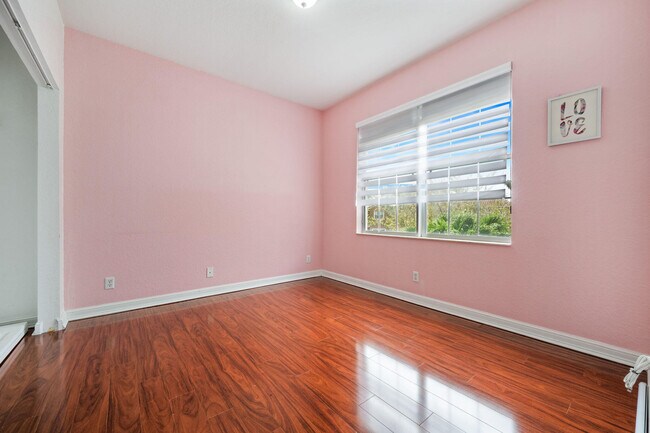 Building Photo - 658 Cresta Cir