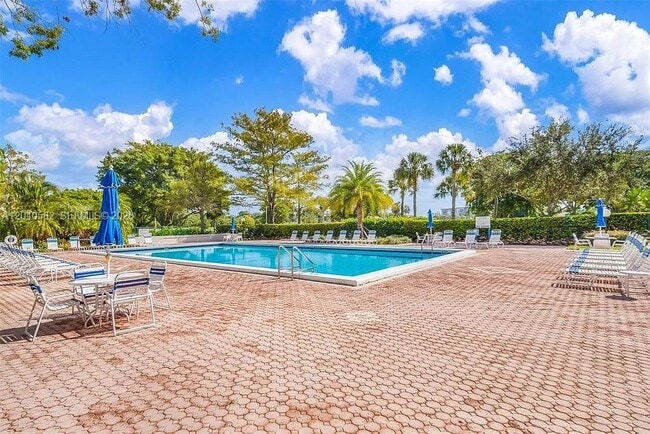 Building Photo - 550 Oaks Ln