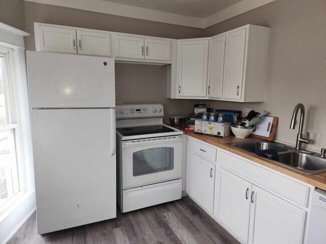 Building Photo - 116 N Summit St