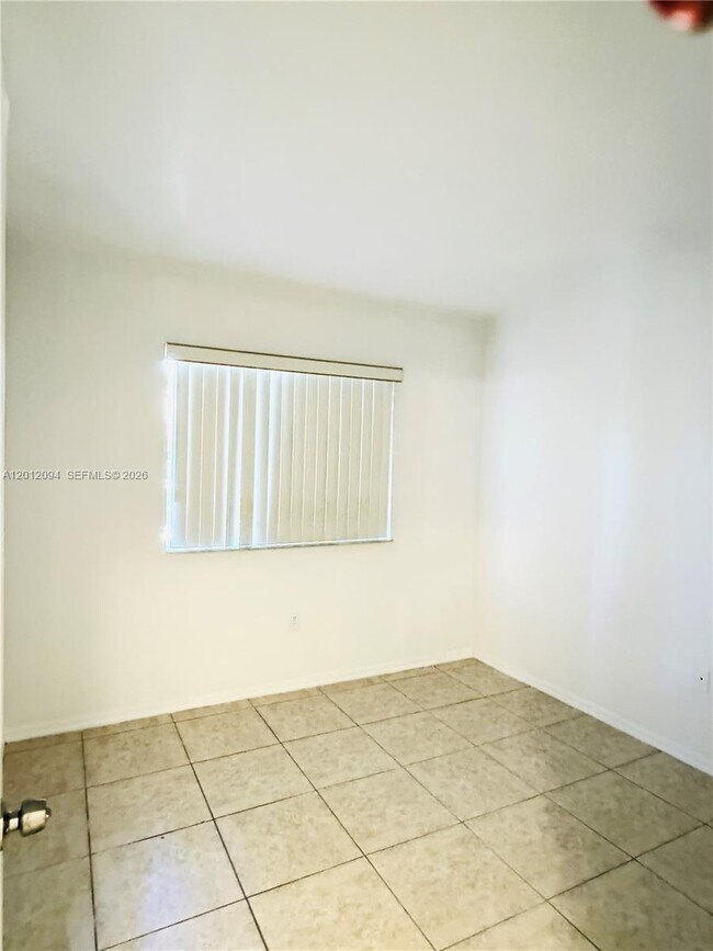 Building Photo - 1300 SE 31st Ct