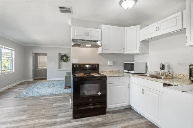 Building Photo - 900 N Denning Dr