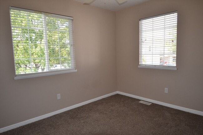 Building Photo - Adorable 3 Bed 2 Bath Townhouse in West Valley!!!