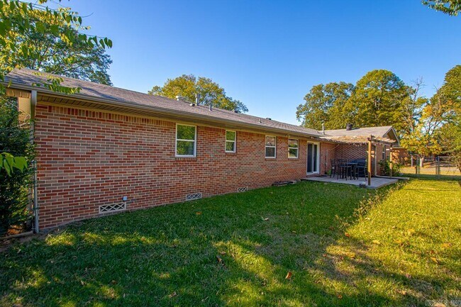 Building Photo - 7001 Blue Bird Dr