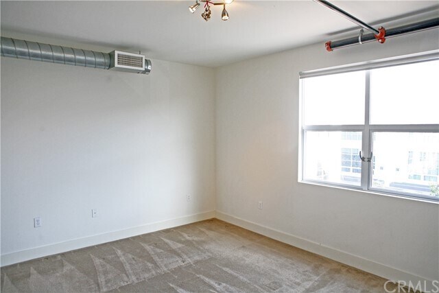 Building Photo - 940 E Civic Center Dr