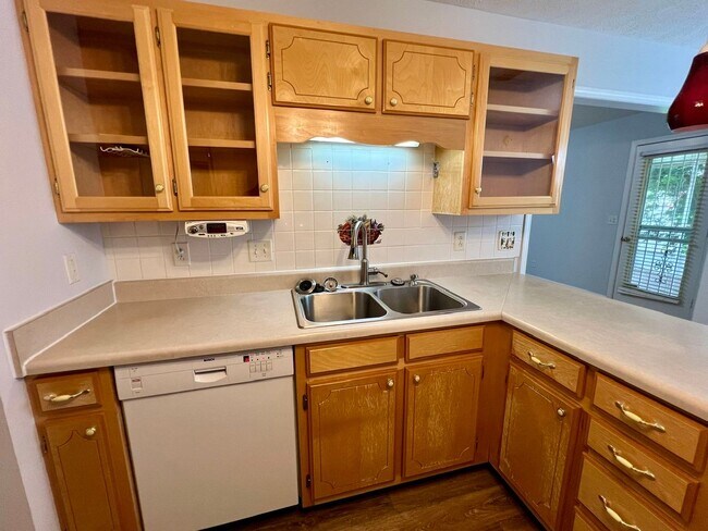 Building Photo - 3 bed, 2 Bath, Garage + Screened Back Porch, Near Cason Ln