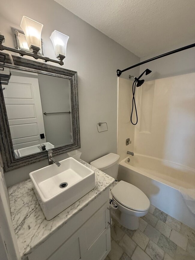 Building Photo - Modern 1 Bedroom Apartment With Stunning C...