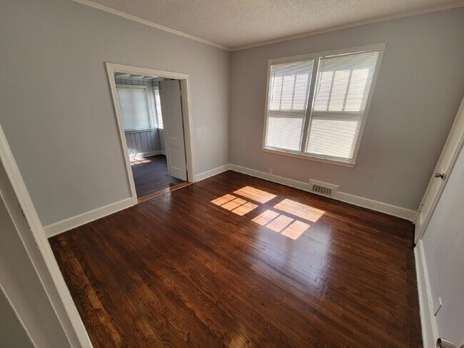 Building Photo - Charming 3-Bedroom Retreat with Hardwood Elegance