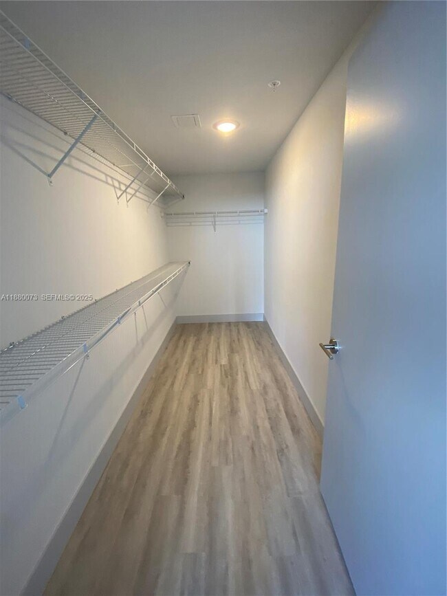 Building Photo - 9000 Ramblewood Dr