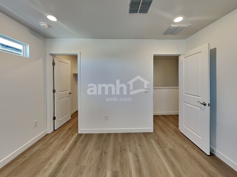 Building Photo - 6210 W Calle Lingo