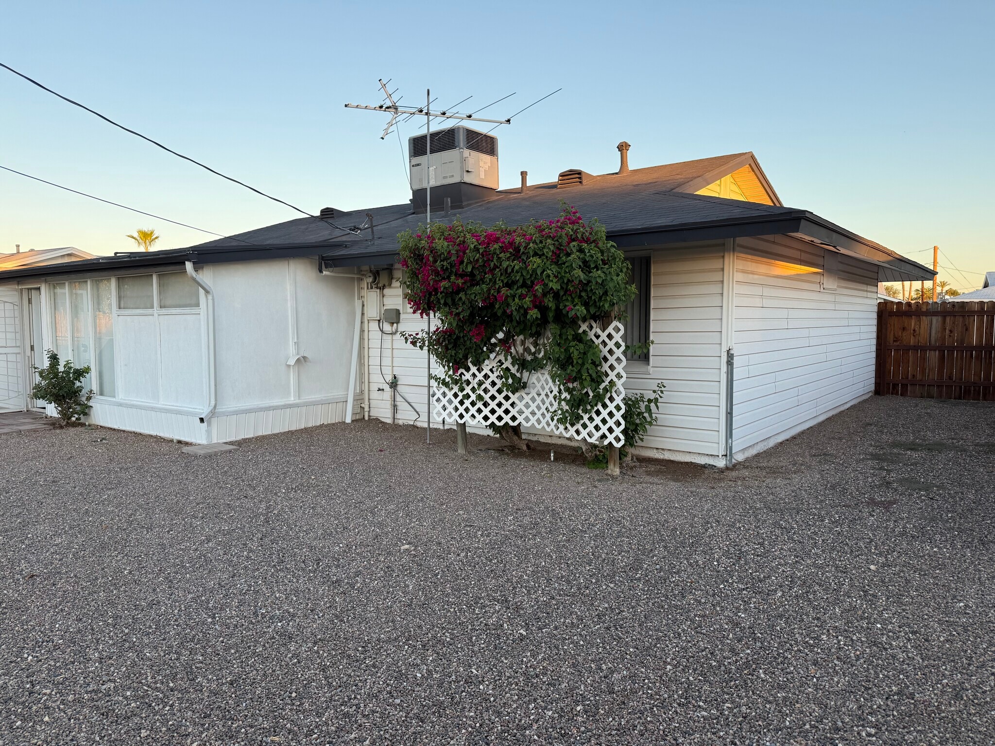 Building Photo - 10607 W El Rancho Dr