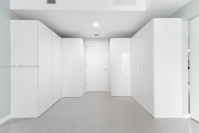 Building Photo - 1010 Brickell Ave