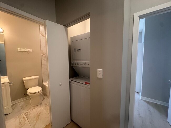 Building Photo - 4007 W School St